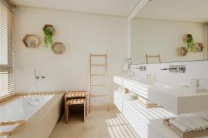 Et badeværelse på Luxurious duplex apartment in Marbella Club Hills