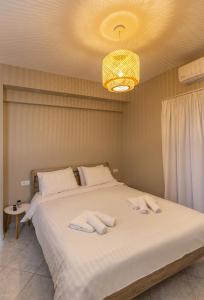 um quarto com uma cama grande e toalhas em Liros House em Lepanto