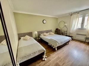 Postel nebo postele na pokoji v ubytování Hôtel Ulysse Montpellier Centre