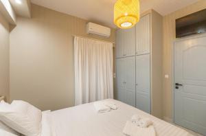 una camera da letto con un letto e asciugamani di Liros House a Nafpaktos