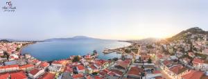 una vista aerea di una città vicino a un corpo idrico di Liros House a Nafpaktos