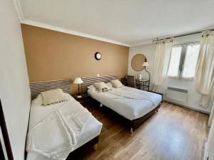 Postel nebo postele na pokoji v ubytování Hôtel Ulysse Montpellier Centre