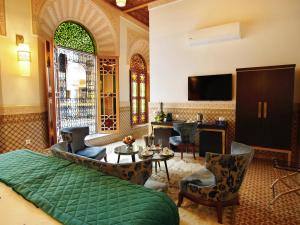 TV a/nebo společenská místnost v ubytování Riad El Amine Fès - Historic Hotels Worldwide