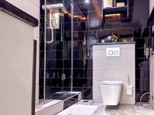 Ένα μπάνιο στο Parkview Astoria Hotel