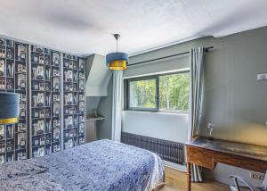 1 dormitorio con cama y ventana en Lodge de Loire - rive gauche - proche Chambord, en Saint Laurent Nouan