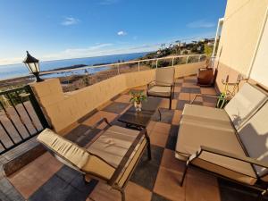 een patio met stoelen en uitzicht op de oceaan bij Bella Vista- allermooiste appartement in El Campello