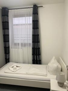 a bed in a room with a window at GoldStar Apartments nähe Messe in Sarstedt