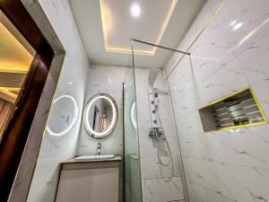 Ένα μπάνιο στο Parkview Astoria Hotel
