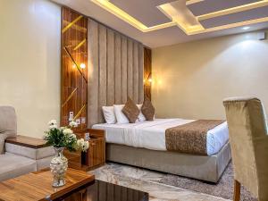 Ένα ή περισσότερα κρεβάτια σε δωμάτιο στο Parkview Astoria Hotel