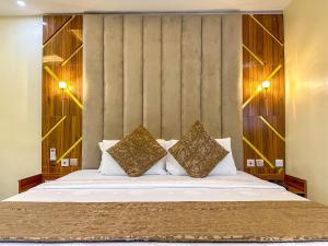 Ένα ή περισσότερα κρεβάτια σε δωμάτιο στο Parkview Astoria Hotel