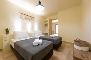 una camera con due letti e asciugamani di Princess Sofia Luxury Villa (with private pool) a Kampos Paros