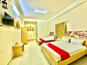 una camera d'albergo con un letto e un divano di Gold's House a Da Thanh