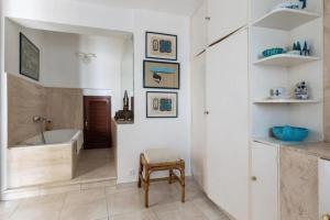 Et badeværelse på Villa Sea view on the rocks + 7 billeder