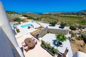 vista aerea su una villa con piscina di Princess Sofia Luxury Villa (with private pool) a Kampos Paros
