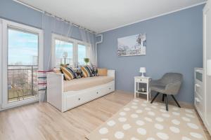 Ένα ή περισσότερα κρεβάτια σε δωμάτιο στο Blue Studio z balkonem by Noclegi Renters