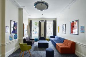 倫敦的住宿－Campbell House，客厅配有沙发和椅子