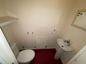 La petite salle de bains est pourvue de toilettes et d'un lavabo. dans l'établissement Room 4 - Chassagne Guest House, à Church Coppenhall