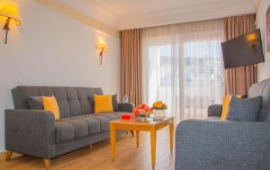 Hotel Timoulay and Spa Agadir في أغادير: غرفة معيشة مع أريكة وطاولة