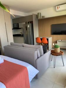 ein Wohnzimmer mit Couch und Küche in der Unterkunft Itacaré Aluguel in Itacaré