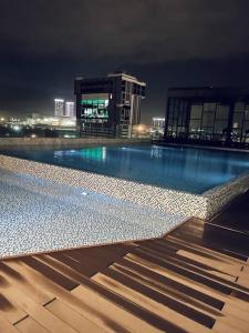 una piscina in cima a un edificio di notte di Suria Jaya Amir Homestay a Shah Alam