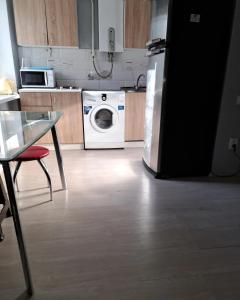 een keuken met een koelkast en een wasmachine bij Студия 2 комнаты в центре города in Krivoy Rog