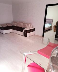 Студия 2 комнаты в центре города في كريفوي روغ: غرفة بسرير وطاولة زجاجية