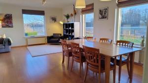 uma sala de jantar e sala de estar com mesa e cadeiras em 8 person farmhouse with sauna em Toldijk