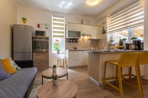 kuchnia i salon z kanapą i stołem w obiekcie Apartment Marangunija w mieście Malinska