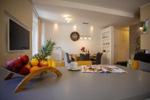 Miska owoców na stole w salonie w obiekcie Apartment Marangunija w mieście Malinska