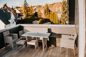 een tafel en stoelen op een balkon met uitzicht bij Sonneneck 2 in Goslar