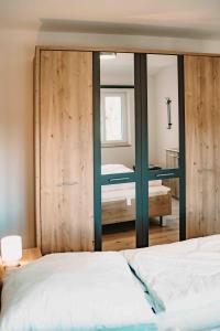 1 dormitorio con una gran mampara de cristal y 1 cama en Sonneneck 2 en Goslar