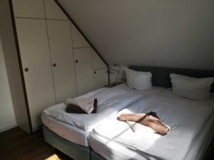 Postel nebo postele na pokoji v ubytování Gaestehaus _ Strandhalle