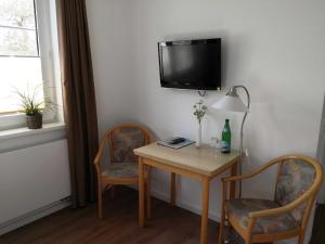 TV a/nebo společenská místnost v ubytování Gaestehaus _ Strandhalle