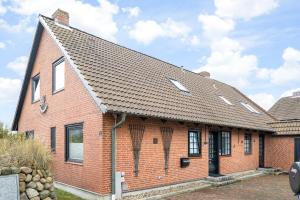uma casa de tijolos com telhado castanho em Strandbude Sylt em Westerland