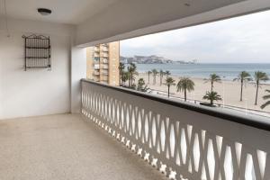 een balkon met uitzicht op het strand bij Lider, 4-D in Cullera