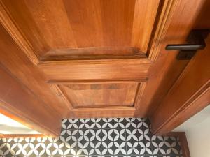 a wooden coffered ceiling with a black and white tile at Doğa da bir ev… in Urgup