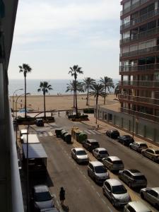 een parkeerplaats met auto's geparkeerd op het strand bij Amador, 3º-J in Cullera