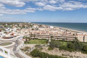 Luftblick auf ein Resort und den Strand in der Unterkunft Dosel, 6º-30 in Cullera