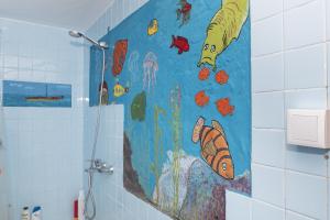 un bagno con un murale di pesce sul muro di Montemar, C-8º-22 a Cullera Altre 20 foto