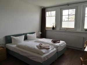Postel nebo postele na pokoji v ubytování Gaestehaus _ Strandhalle