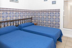 クリェラにあるSanta Marta, I- A 4º-10の青いシーツと壁が備わるベッドルームのベッド2台