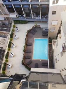an overhead view of a building with a swimming pool at Duplex charmoso - Ótima localização in Rio de Janeiro