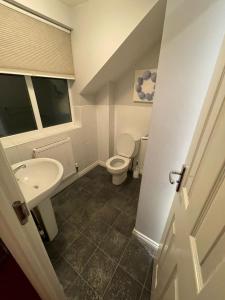 uma casa de banho com um WC e um lavatório em Room 5 - Chassagne Guest House em Church Coppenhall