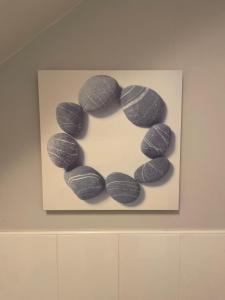 una foto de rocas negras en una pared en Room 5 - Chassagne Guest House, en Church Coppenhall