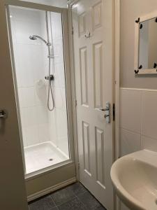 uma casa de banho com um chuveiro, um WC e um lavatório. em Room 5 - Chassagne Guest House em Church Coppenhall