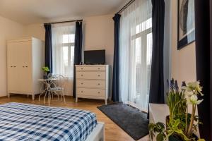 1 dormitorio con 1 cama, vestidor y ventanas en Kawiory 2/22, en Cracovia