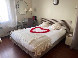 Postel nebo postele na pokoji v ubytování Hôtel Ulysse Montpellier Centre