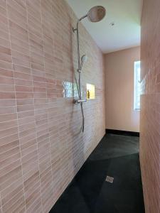 eine Dusche im Bad mit Fliesenboden in der Unterkunft Les Pierres Lotoises- le cottage in Reilhaguet