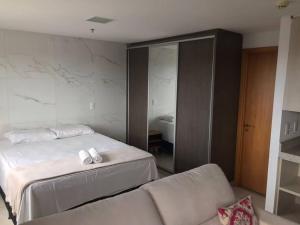 Un pat sau paturi într-o cameră la Inter Brookfield Towers