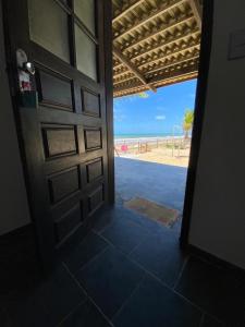 Drzwi otwarte z widokiem na plażę w obiekcie Pousada Marinheiro w mieście Sítio